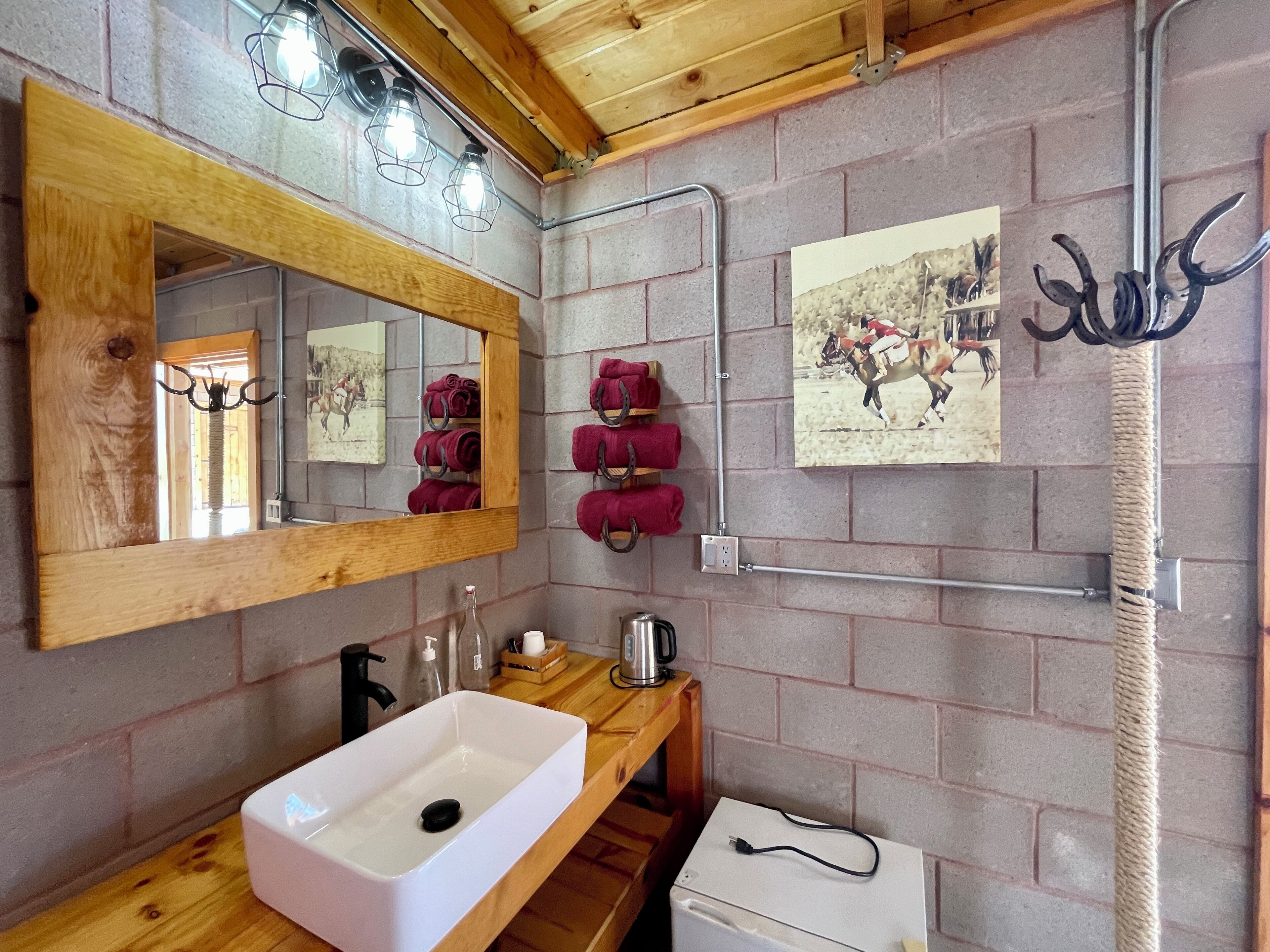 Ducha, secador de pelo, toallas y jabón