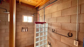 Douche, sèche-cheveux, serviettes fournies, savon