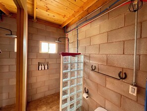 Shower, hair dryer, towels, soap - Wine Country Retreat: Beautiful 4BR Cabin with A/C in Valle de Guadalupe (Ensenada)