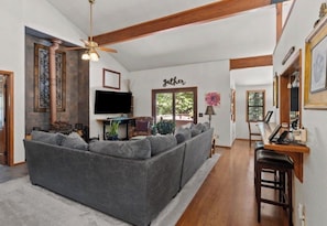 TV connectée, cheminée, livres