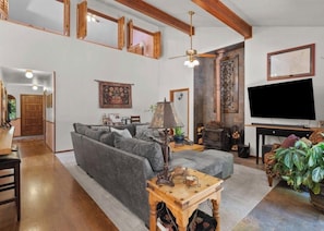 TV connectée, cheminée, livres