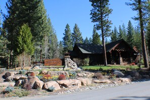 Exterior - Cozy, peaceful mountain retreat in Lake Davis, Portola. Outdoor lover getaway! (Portola)