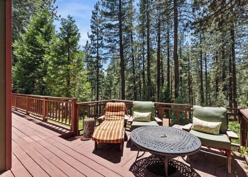 Cozy, peaceful mountain retreat in Lake Davis, Portola. Outdoor lover getaway!