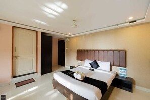 Escritorio, espacio para trabajar con laptop y wifi gratis