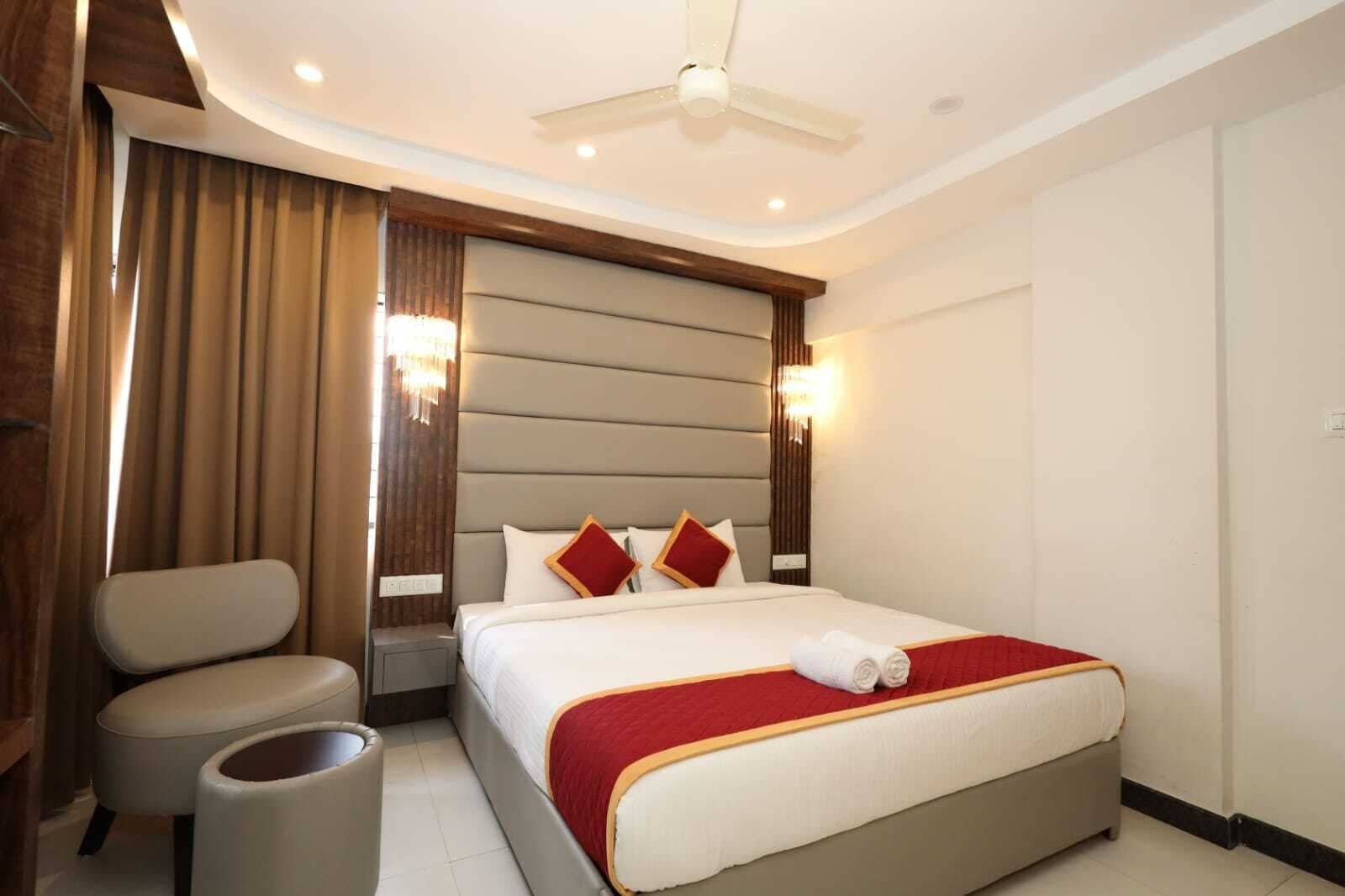 Escritorio, espacio para trabajar con laptop y wifi gratis 