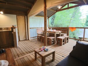 Outdoor dining - Truffe - Eco-lodge 2 – 5p (1) (Saint-Geniès)