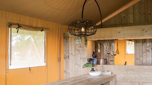 Ein Holzkamin mit einer Bank, einem Tisch und einer Pendelleuchte.