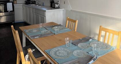 20 minutes from Downtown OKC & the airport. This home is cozy and convenient.