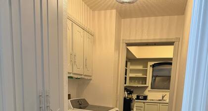 20 minutes from Downtown OKC & the airport. This home is cozy and convenient.