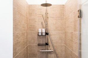 Shower, hair dryer, towels, soap - Intimate and cozy apartment in the center of town (Granada)