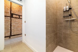 Douche, sèche-cheveux, serviettes fournies, savon