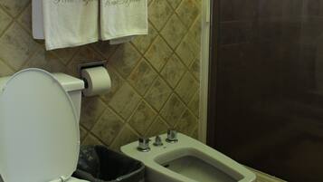 Douche, sĂšche-cheveux, serviettes fournies, savon