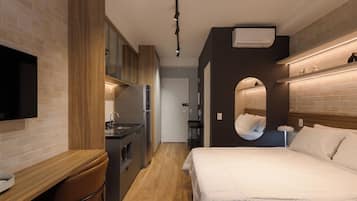 Estúdio superior, vista para a cidade | Cortinas blackout, ferros/tábuas de passar roupa, Wi-Fi de cortesia