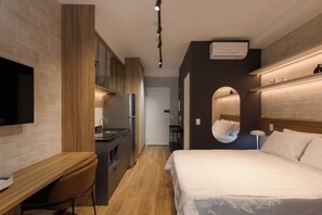 Estudio superior, vista a la ciudad | Cortinas blackout, tabla de planchar con plancha y wifi gratis 