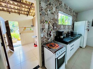 Private kitchen - Spacious house in Cabo Frio, ideal for families and groups. (Cabo Frio)