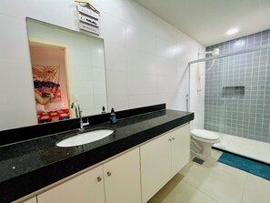 Shower, hair dryer, towels, soap - Spacious house in Cabo Frio, ideal for families and groups. (Cabo Frio)