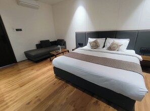 Desk, free WiFi, bed sheets - Hotel Riddhi Shree (Ujjain)