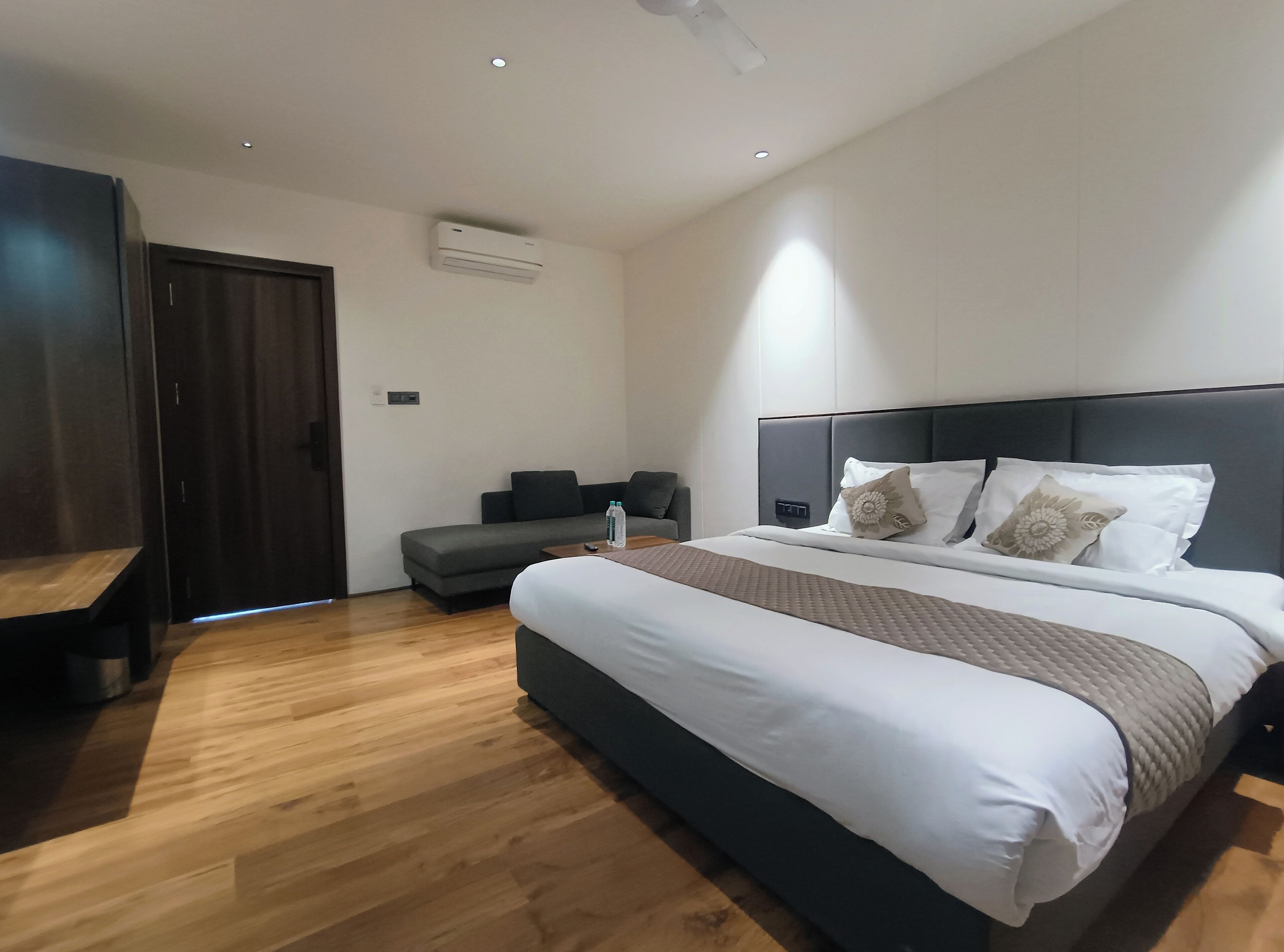 尊荣客房 | 办公桌、免费 WiFi、床单