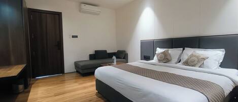 尊荣客房 | 办公桌、免费 WiFi、床单