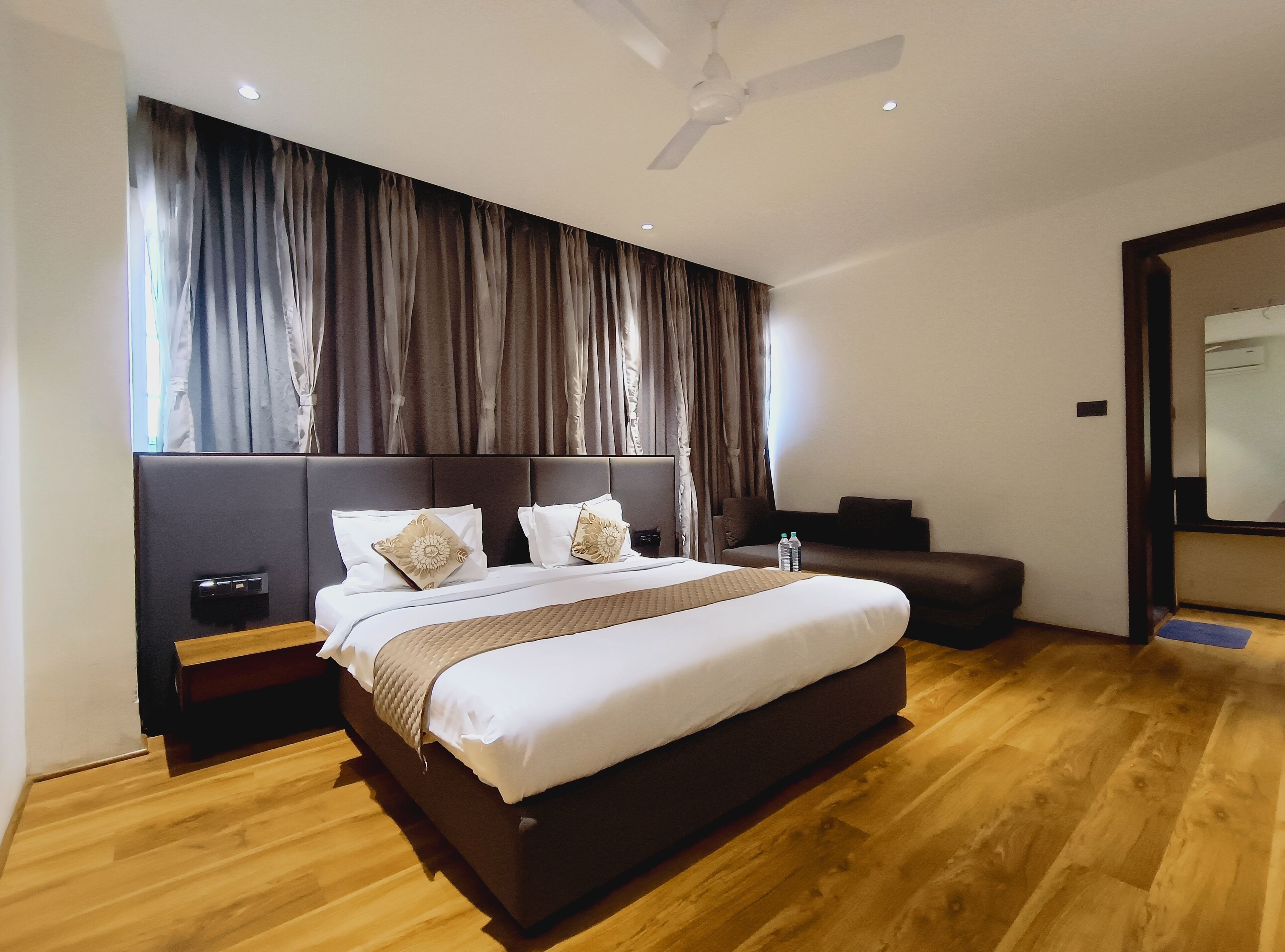 Studio Suite | Desk, free WiFi