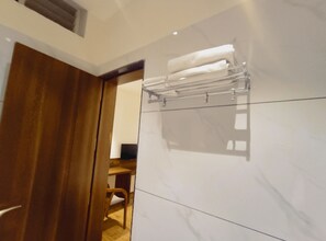 Deluxe Room | Bathroom | Shower, towels, soap - Hotel Riddhi Shree (Ujjain)