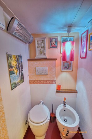 Jetted bath, hair dryer, bidet, towels - GrandTourSuiteHome, Spoleto, romantic comfort apartment in historic center (SPOLETO)