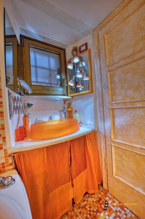 Baignoire à jets, sèche-cheveux, bidet, serviettes fournies