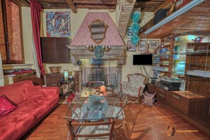 Smart TV, fireplace, DVD player, table football - GrandTourSuiteHome, Spoleto, romantic comfort apartment in historic center (SPOLETO)