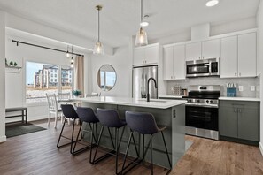 Four à micro-ondes, un four, surface de cuisson, lave-vaisselle