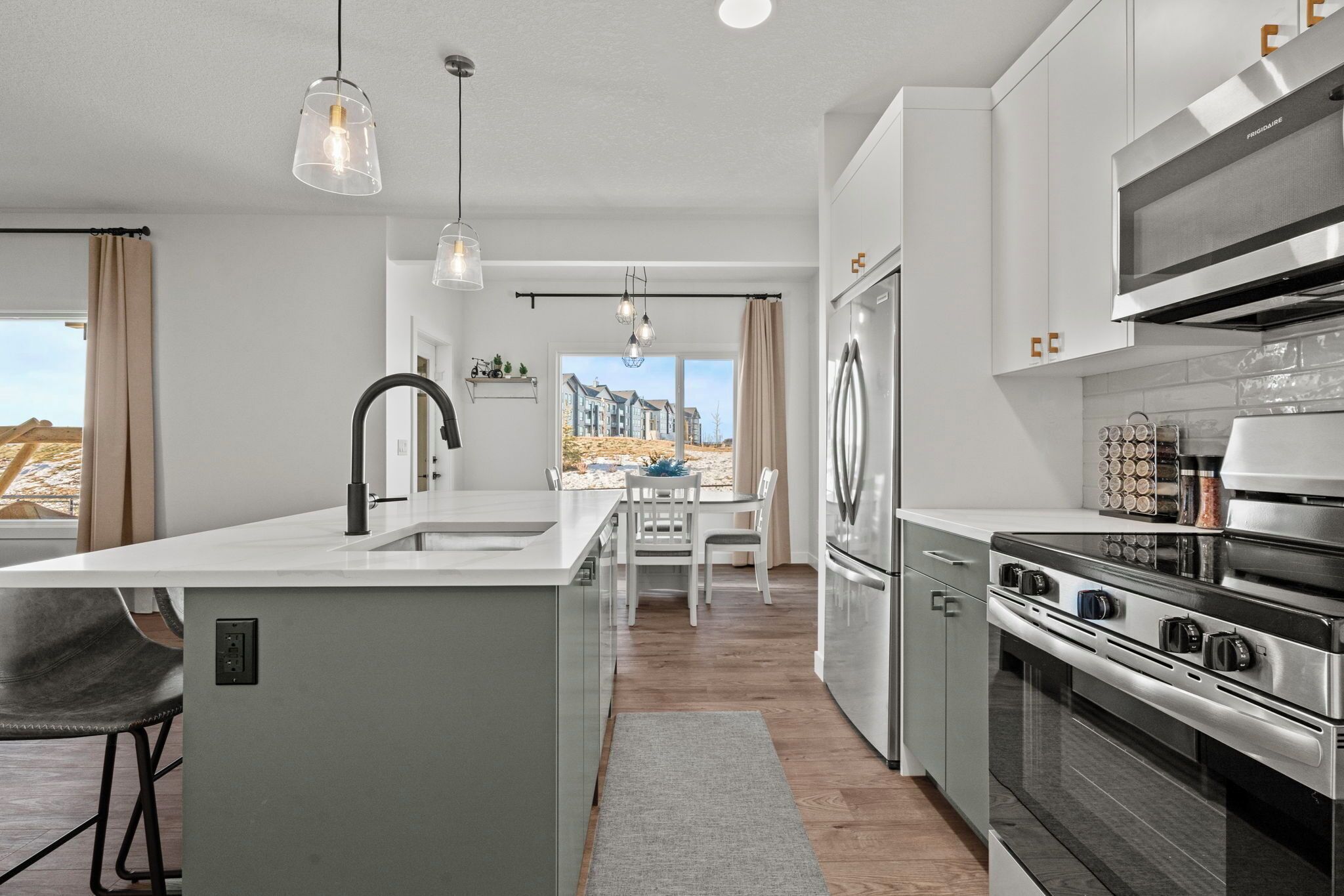 Een magnetron, een oven, een kookplaat, een vaatwasser