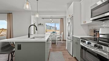 Een magnetron, een oven, een kookplaat, een vaatwasser