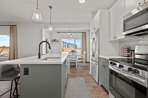 Een magnetron, een oven, een kookplaat, een vaatwasser