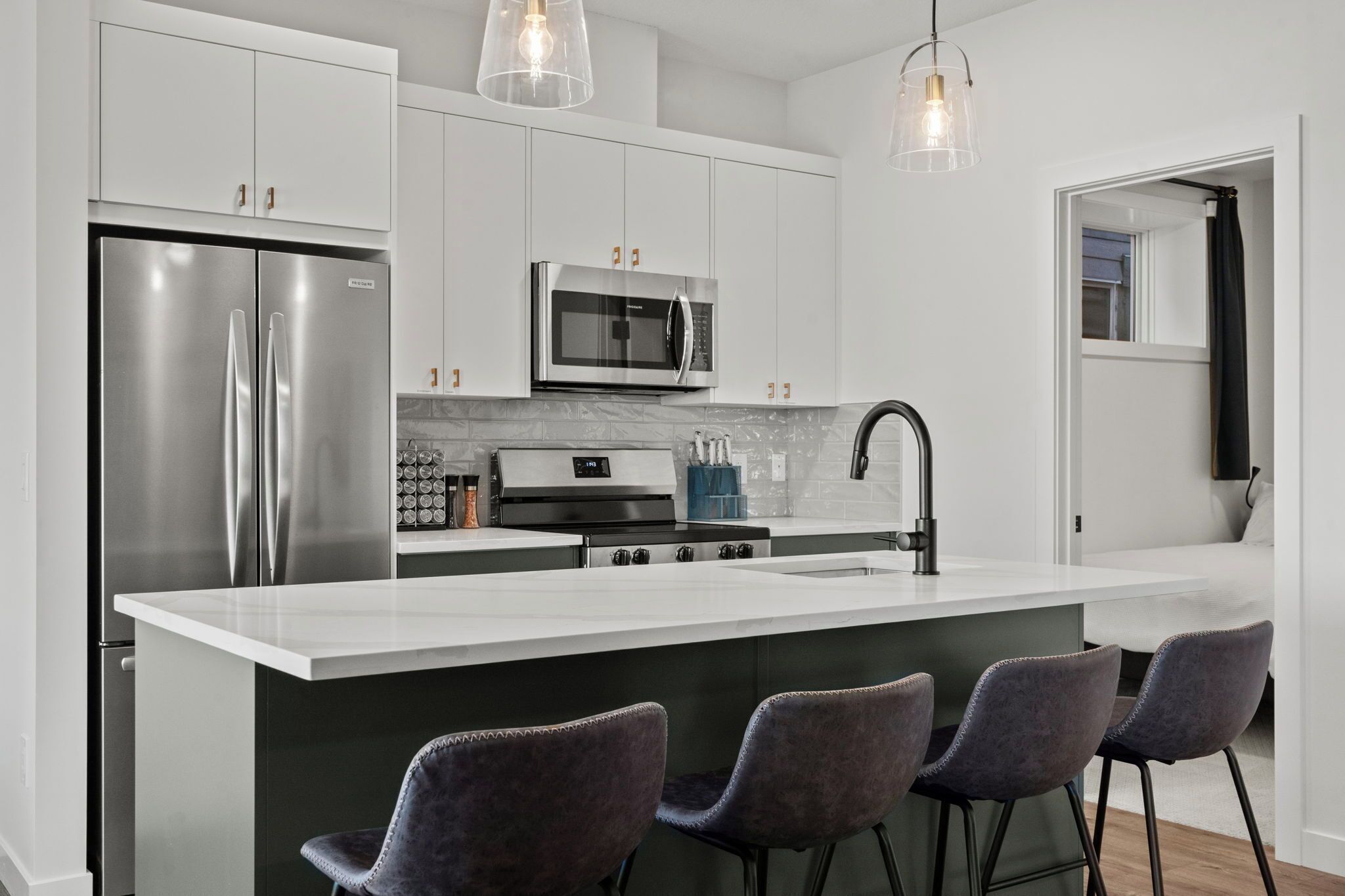 Microondas, horno, placa de cocina y lavavajillas