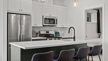 Microondas, horno, placa de cocina y lavavajillas