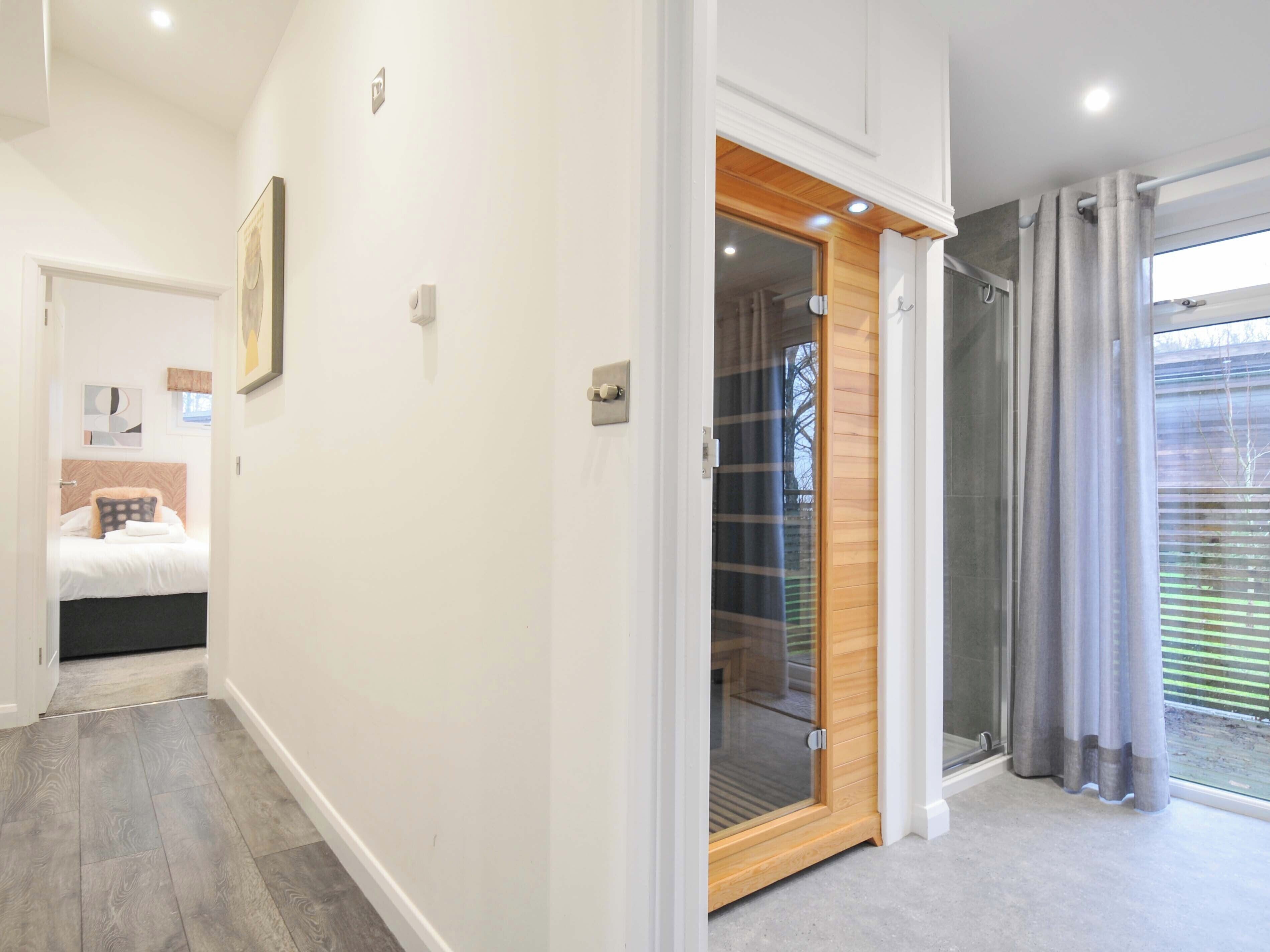 2 kamar tidur dan didekorasi berbeda-beda