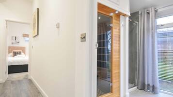 2 kamar tidur dan didekorasi berbeda-beda