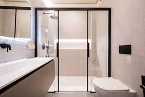 Dusche, Haartrockner, Bidet, Handtücher