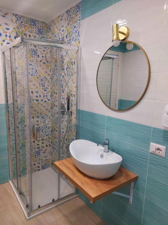 Camera doppia, balcone, vista città | Bagno | Doccia, set di cortesia gratuito, asciugacapelli, asciugamani