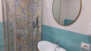 Camera doppia, balcone, vista città | Bagno | Doccia, set di cortesia gratuito, asciugacapelli, asciugamani