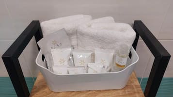 Double Room, Balcony, City View | Bathroom amenities