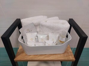 Double Room, Balcony, City View | Bathroom amenities | Shower, free toiletries, hair dryer, towels - AL centro (Frattamaggiore)