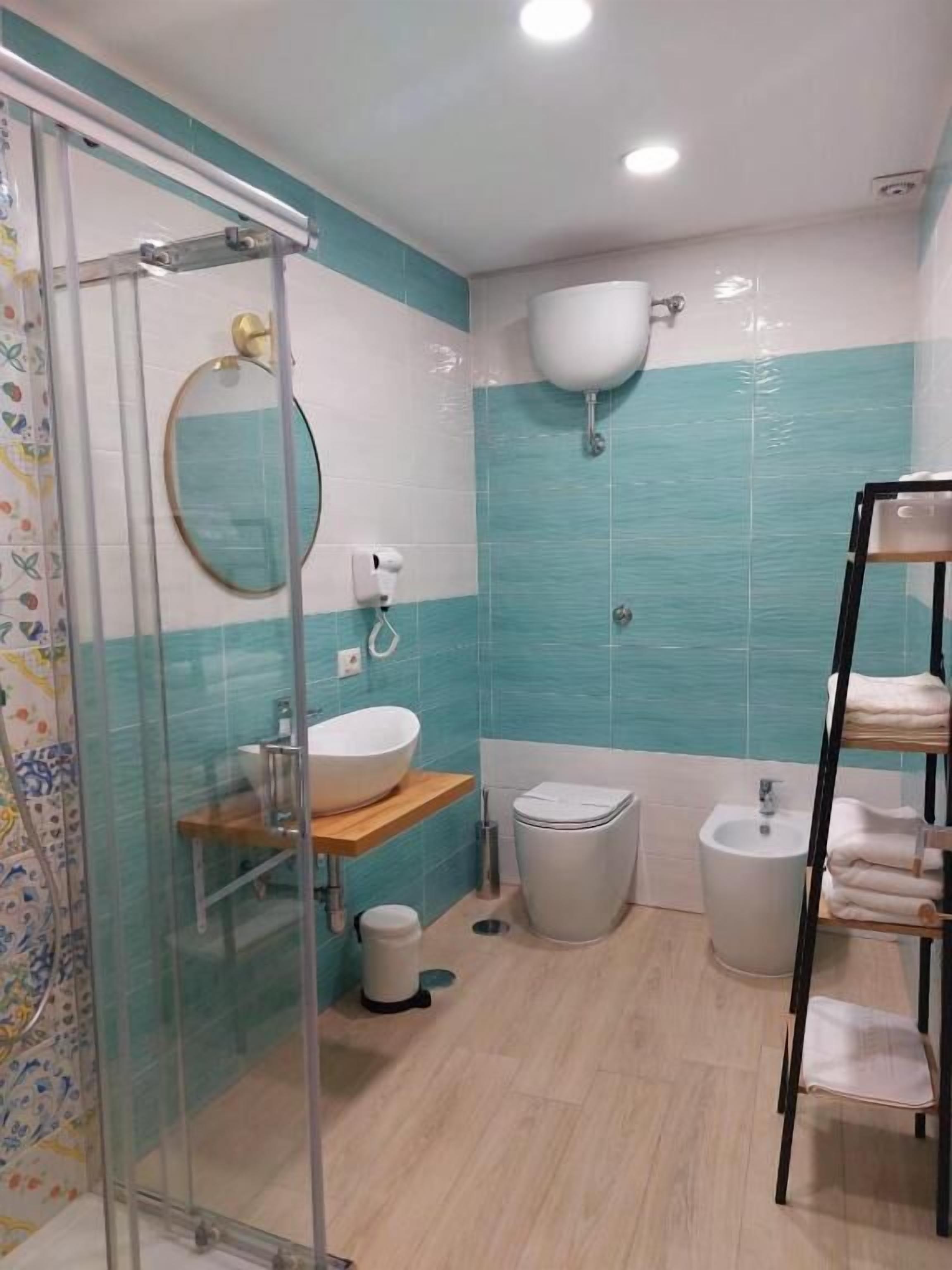 Doccia, set di cortesia gratuito, asciugacapelli, asciugamani