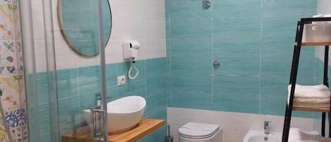 Regadera, amenidades de baño gratuitas, secadora de cabello, toallas