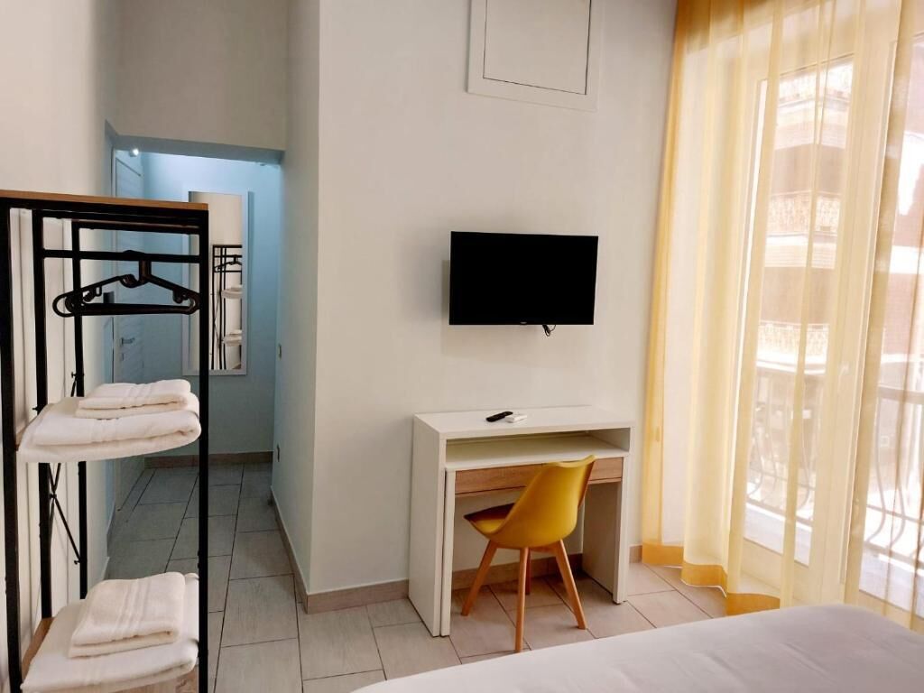 Escritorio, espacio para trabajar con laptop y wifi gratis 