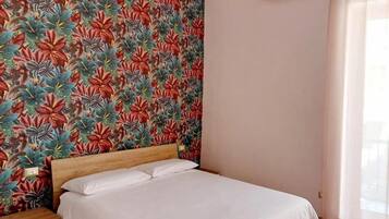 Camera doppia, balcone, vista città | Una scrivania, postazione laptop, Wi-Fi gratuito