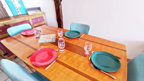 A dining table set with plates, cutlery, and glasses. - Apartment 7 - Cozy, near the train station and downtown, free parking (Châlons-en-Champagne)