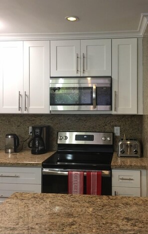 Microwave, oven, stovetop - Comfortable 2-Bedroom, 1.5 Miles from the Beach (Pompano Beach)