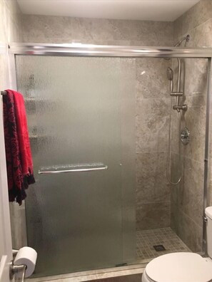 Shower, hair dryer, towels, soap - Comfortable 2-Bedroom, 1.5 Miles from the Beach (Pompano Beach)