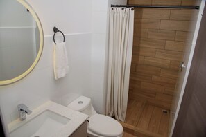 Douche, sèche-cheveux, serviettes fournies, savon