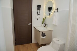 Shower, hair dryer, towels, soap - FIRA LUMIÈRE | Exclusive and comfortable apartment near Interplaza (Quetzaltenango)